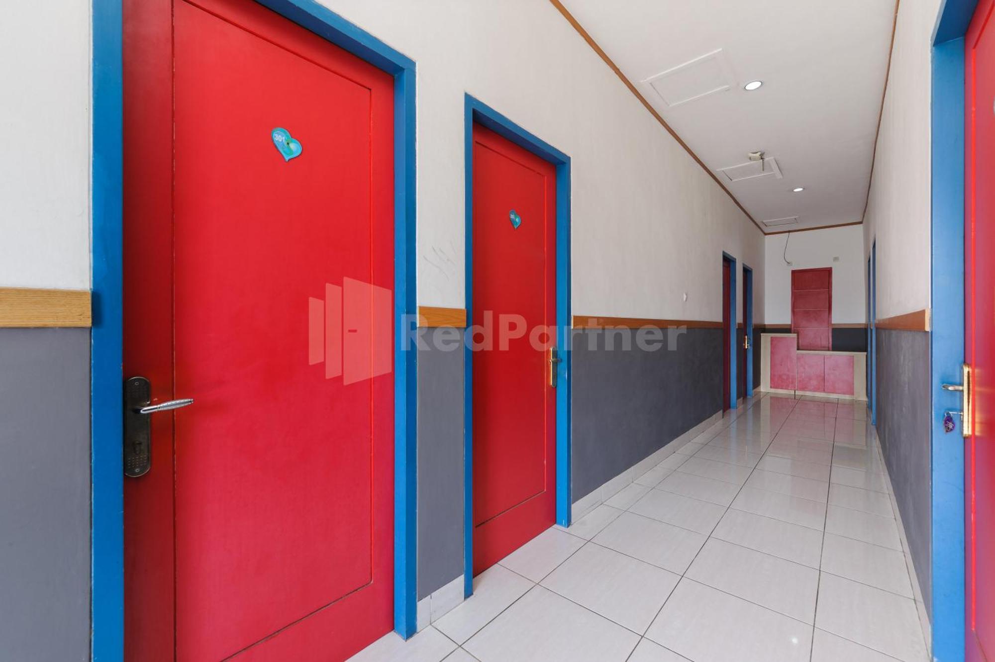 Ian Hotel Jaksa Mitra Reddoorz Джакарта Екстер'єр фото