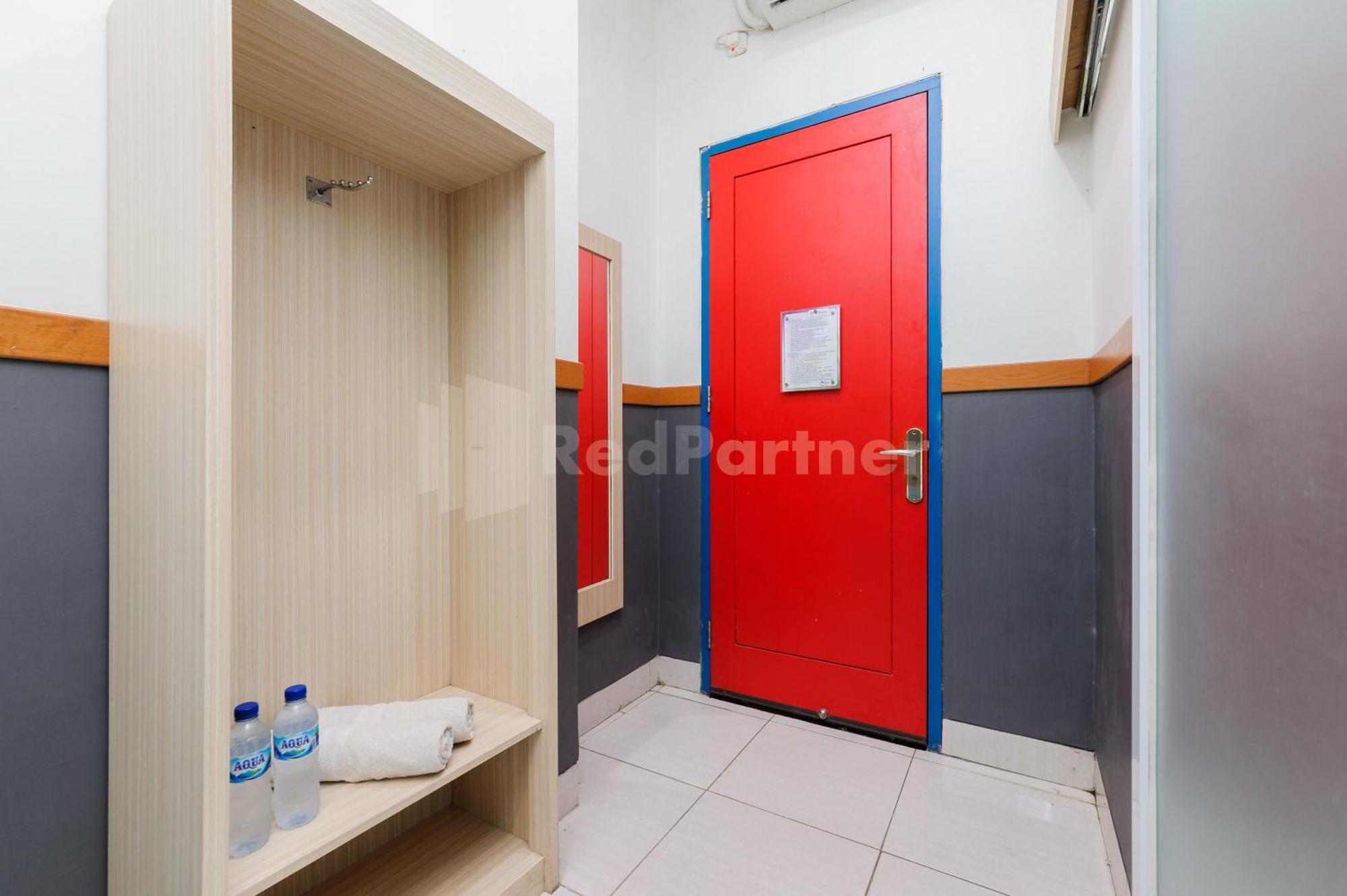 Ian Hotel Jaksa Mitra Reddoorz Джакарта Екстер'єр фото